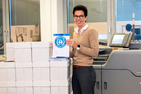 Digitalisierung hat Papier noch nicht komplett ersetzt. Aber wenn Papier, dann umweltbewusst! – Amtsleitung Dr. Claudia Beverungen in der Hausdruckerei des Kreises Paderborn Bildrechte: Kreis Paderborn, Amt für Presse- und Öffentlichkeitsarbeit, Meike Delang